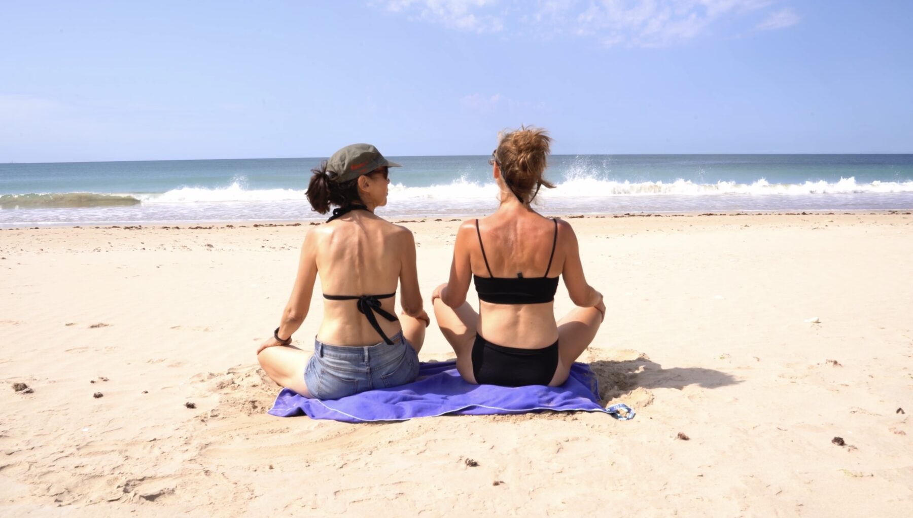 Deux femmes face à l'océan