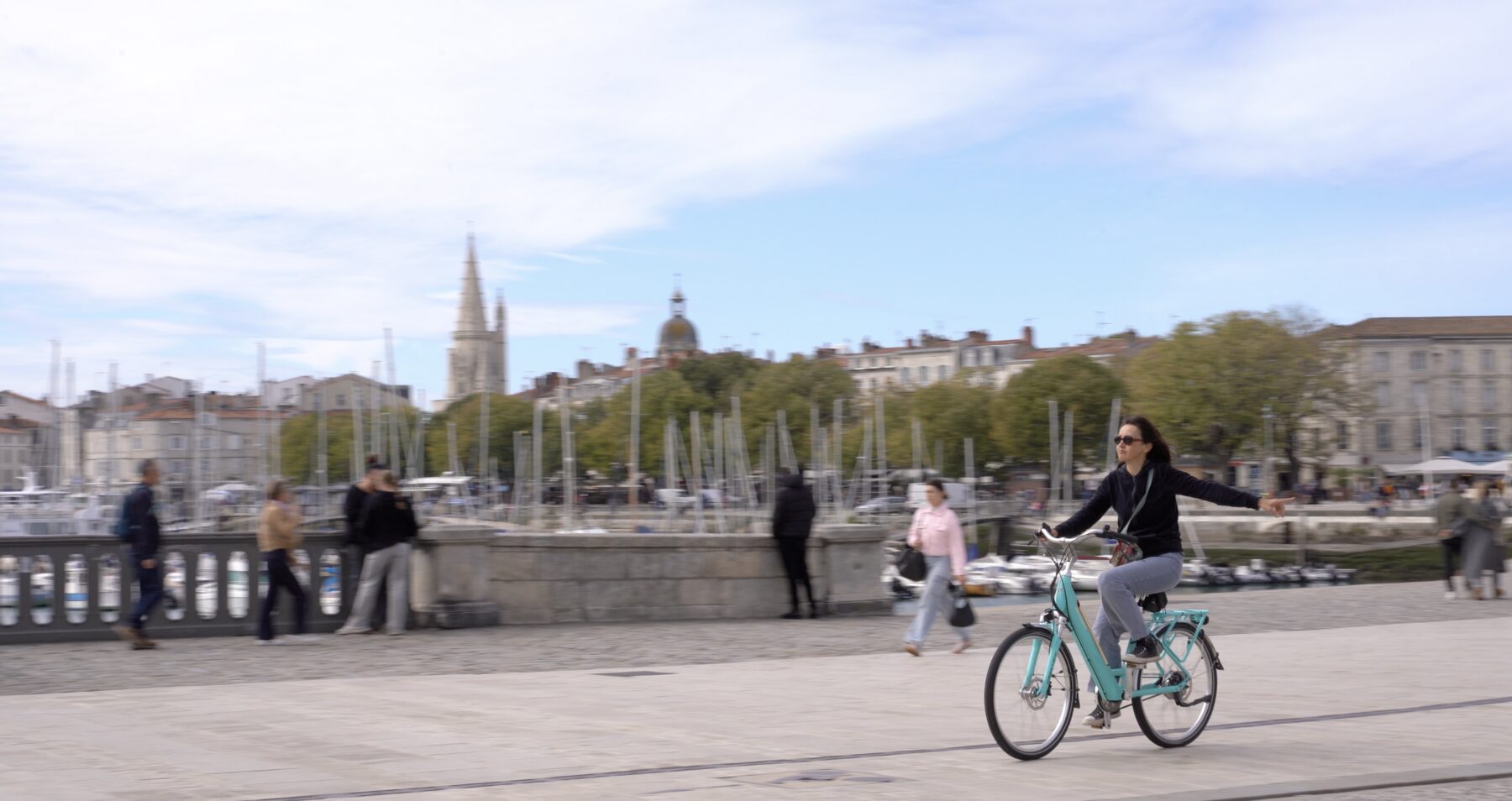Anne à vélo sur le vieux port de La Rochelle